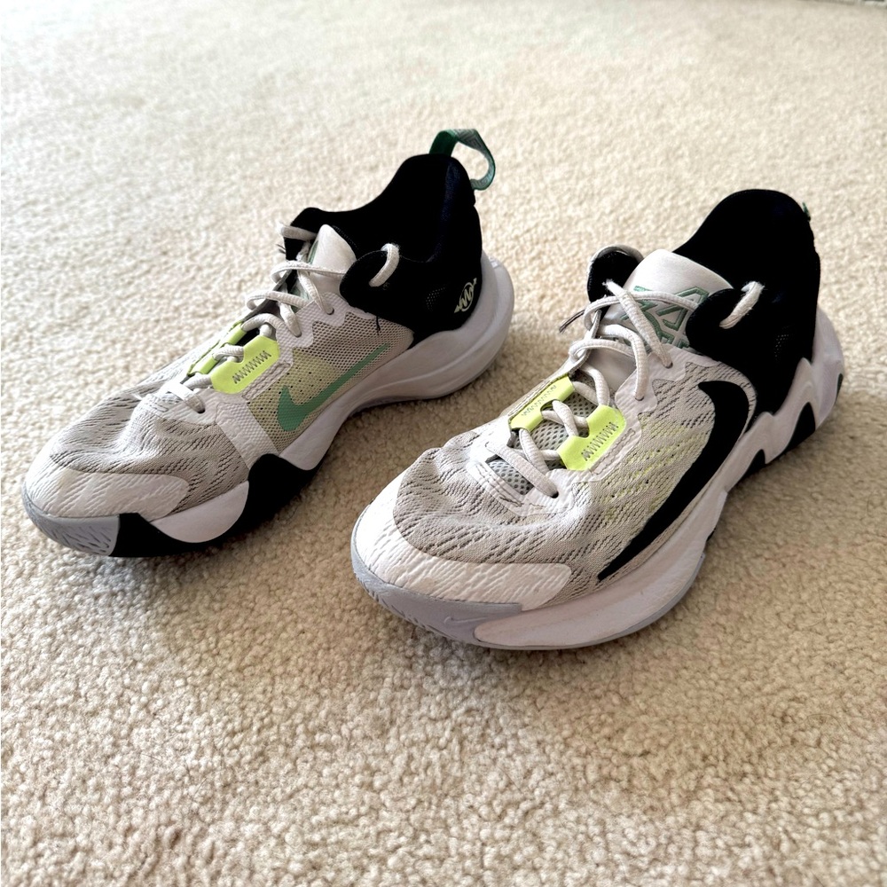Nike Womens/Girls Size 7 Basketball Shoes (Giannis Immortality) - White/Black